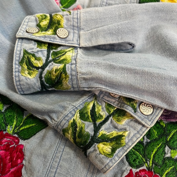 Western VNTG Denim Button Down Shirt | Embroidered Forest Animals | Small Medium - Picture 10 of 15